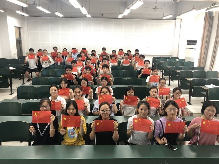 我校師生熱烈慶祝中華人民共和國成立70周年