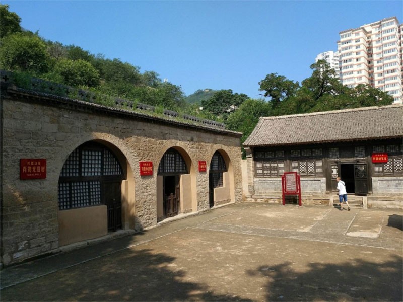 延安黨性教育基地-鳳凰山草命舊址